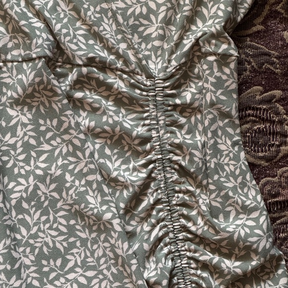 Monteau Los Angeles Midi Above Knee Olive & Cream Leaf Print Ruched Dress - Picture 5 of 12